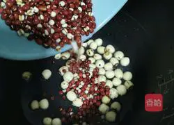 Illustration of how to make red bean, barley and lotus seed soup 6
