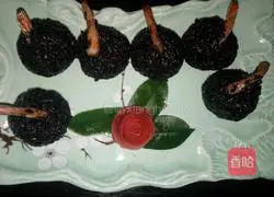 Illustration of how to make shrimp and black rice balls 13