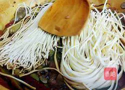 Illustration of making braised beans and noodles 7