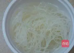 Illustration of how to make egg dumplings and rice noodle soup 2