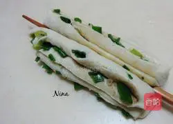 Illustration of how to make green onion rolls 8