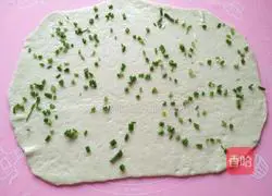 Illustration of how to make green onion rolls 9