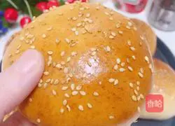 Illustration of how to make hamburger dough 20