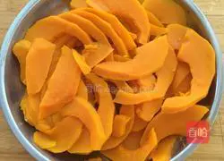 Illustration of how to make pumpkin rolls 3