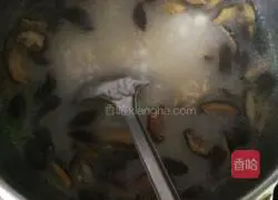 Illustration of how to make large-bone scallop and mushroom porridge 6