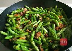 Illustration of how to make braised beans and noodles in iron pot 11