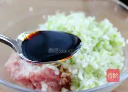 Illustration of how to make pork and green onion pot stickers 7