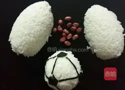 Illustration of how to make football rice balls 8