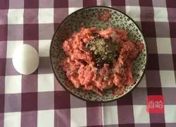 Illustration of how to make beef burgers 2