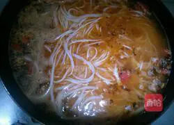 Illustration of how to make pickled cabbage rice noodles 7