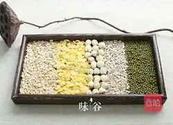 Illustration of how to make mung bean and barley porridge 1