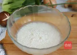  Illustration of how to make Cantonese cured meat clay pot rice 1