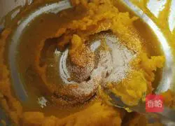 Illustration of how to make pumpkin hair cake 5