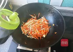 Illustration of how to make vegetarian spring rolls 8