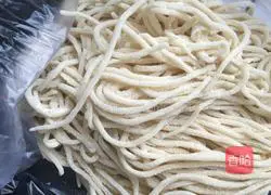 Illustration of how to make braised beans and noodles 2