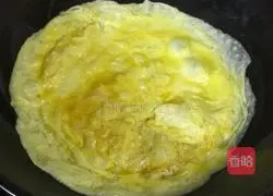 Illustration of how to make leek, egg and shrimp skin pot stickers 3