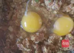 Illustration of making pot stickers stuffed with lotus root and meat 14