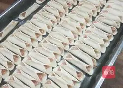 Illustration of how to make golden pot stickers 6