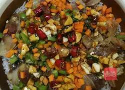 Illustration of how to make preserved meat clay pot rice 8