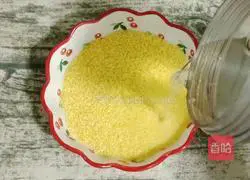 Illustration of how to make millet, red dates and apple porridge 2