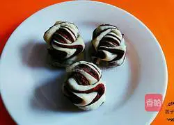 Illustration of how to make two-color flower rolls 18