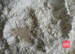 Illustration of how to make brown sugar and jujube hair cake 1