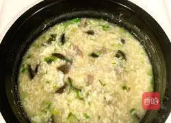 Illustration of how to make preserved egg and lean meat porridge 9