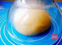 Illustration of how to make milk-flavored flower rolls 4