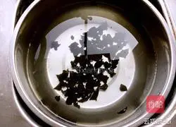 Illustration of how to make scallops, three fresh chives box 4