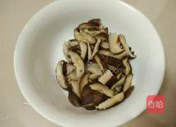 Illustration of how to make spring vegetables, mushrooms and pork ribs porridge 2