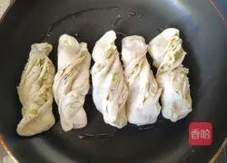 Illustration of how to make onion-flavored flower rolls 16