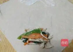 Illustration of how to make shredded chicken spring rolls 9
