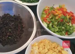 Illustration of how to make leek, egg and three-color pepper box 3