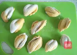 Illustration of how to make two-color shell flower rolls 16