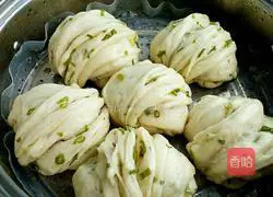 Illustration of how to make scallion rolls 20