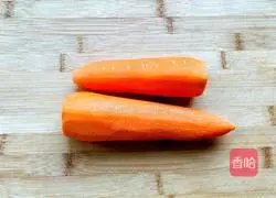 Illustration of how to make carrot flower rolls 1