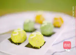 Illustration of how to make salmon rice balls 10