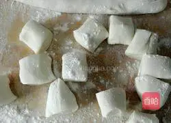 Illustration of how to make pot stickers stuffed with pork and chives 6