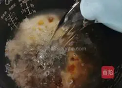 Illustration of how to make peach gum brown sugar rice porridge 6