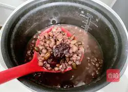 Illustration of how to make red bean and barley porridge to remove dampness 6