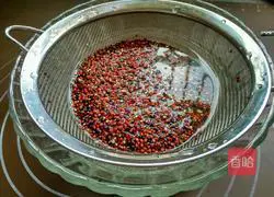 Illustration of how to make three-color quinoa rice balls with mushrooms and shrimps 5