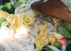 Illustration of how to make stir-fried rice noodles 7