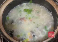 Illustration of grilled sausage and preserved egg porridge 8