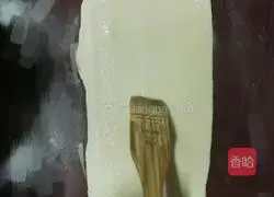 Illustration of how to make green onion rolls 3