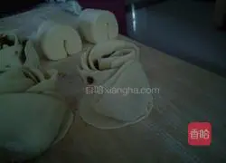 Illustration of how to make rose rolls 5