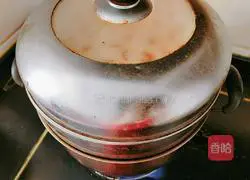 Illustration of how to make wolfberry and soybean cake 11