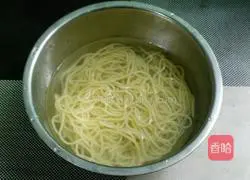 Illustration of how to make diced pork and mint cold noodles 5