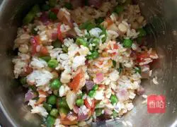 Illustration of how to make shrimp and cheese colorful baked rice 7