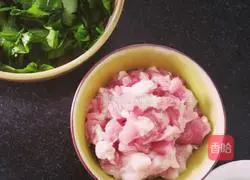 Illustration of how to make celery and lean meat porridge 2