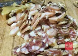 Illustration of how to make lamei roasted oil and salt claypot rice 3